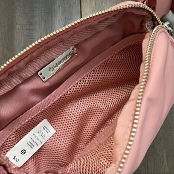 NWOT Lululemon OG Everywhere Belt Bag, Pink Pastel - Picture 6 of 6